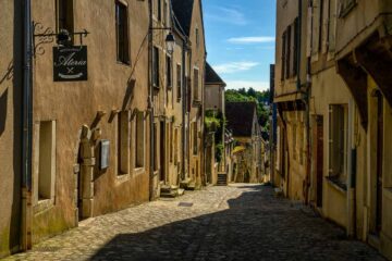 Ruelle à Châteaudun, pendant la balade 4x4 dans le département d’Eure-et-Loir