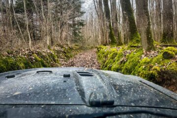 Chemin étroit pendant le rando 4x4 dans la région Centre-Val de Loire