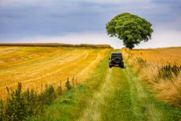 Chemin de campagne pendant le voyage 4x4 dans la région Centre-Val de Loire