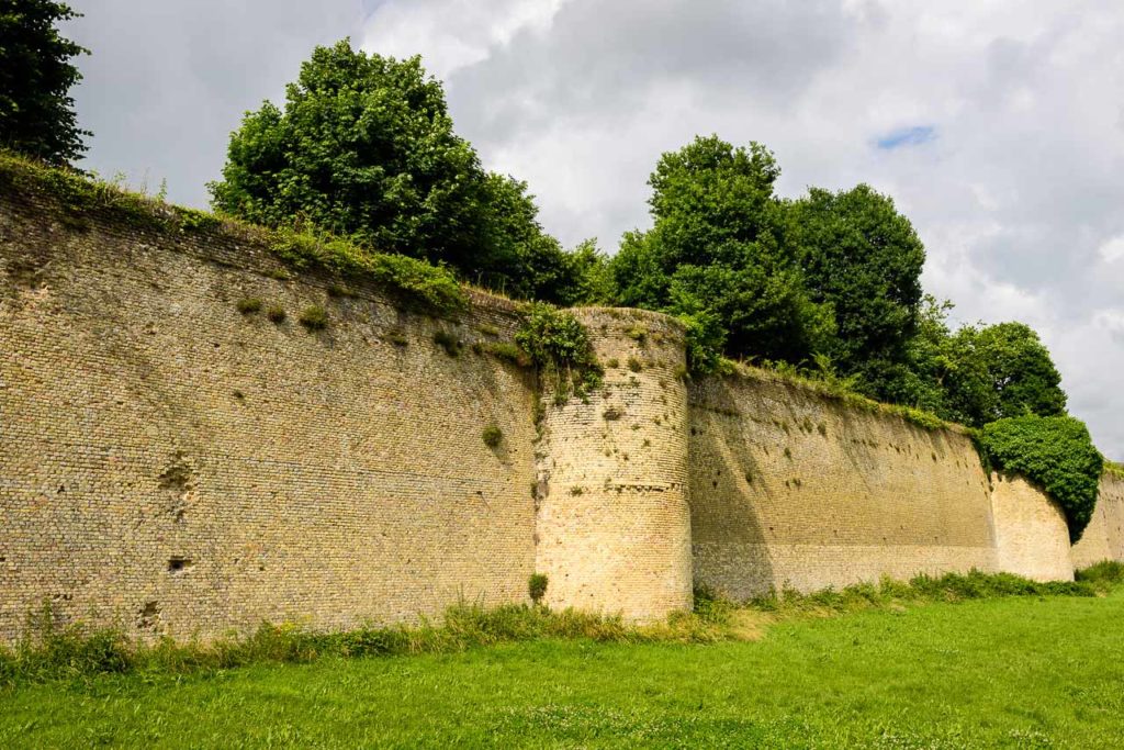Het 4x4 parcours brengt je langs Bergues, met zijn middeleeuwse stadsmuur.