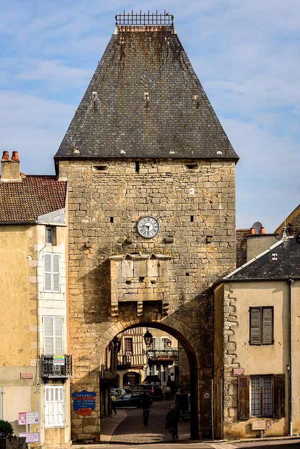 Stadspoort van Noyers-sur-Serein, startpunt van de 4x4 route door de Morvan