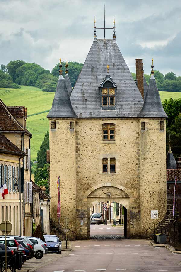 Toegangspoort van Villeneuve-sur-Yonne, stadje langs dit 4x4 roadbook