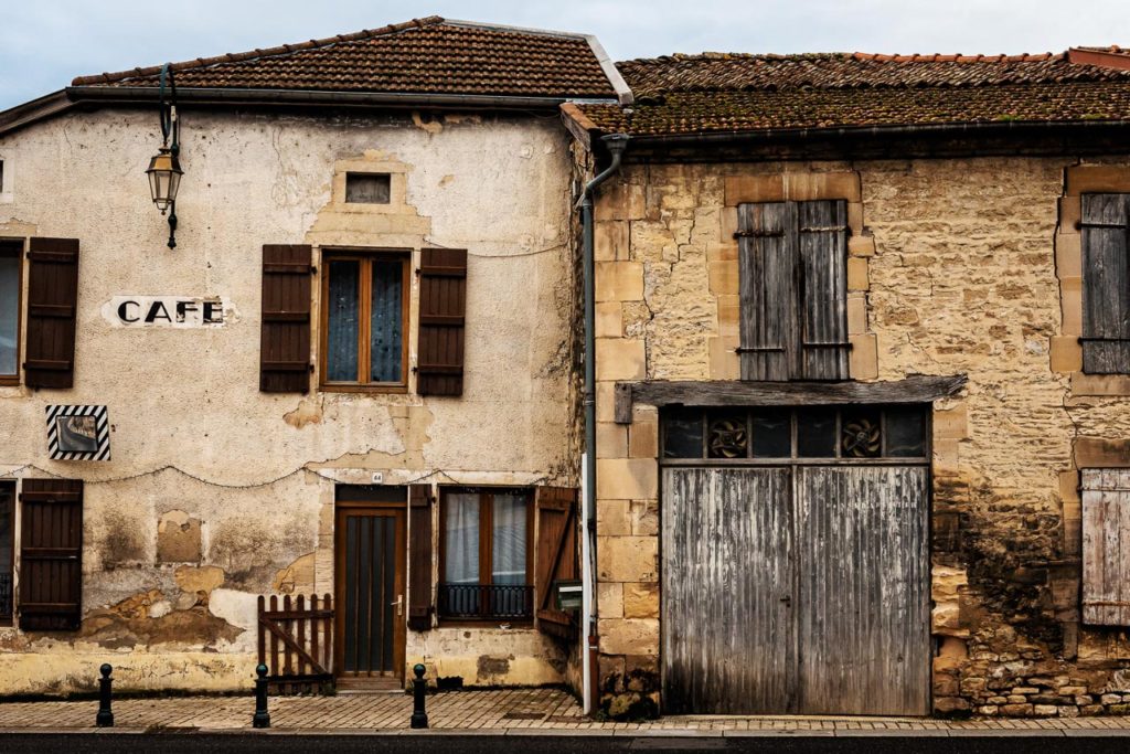 Oude huizen in Suzannecourt, langs het 4×4 roadbook.