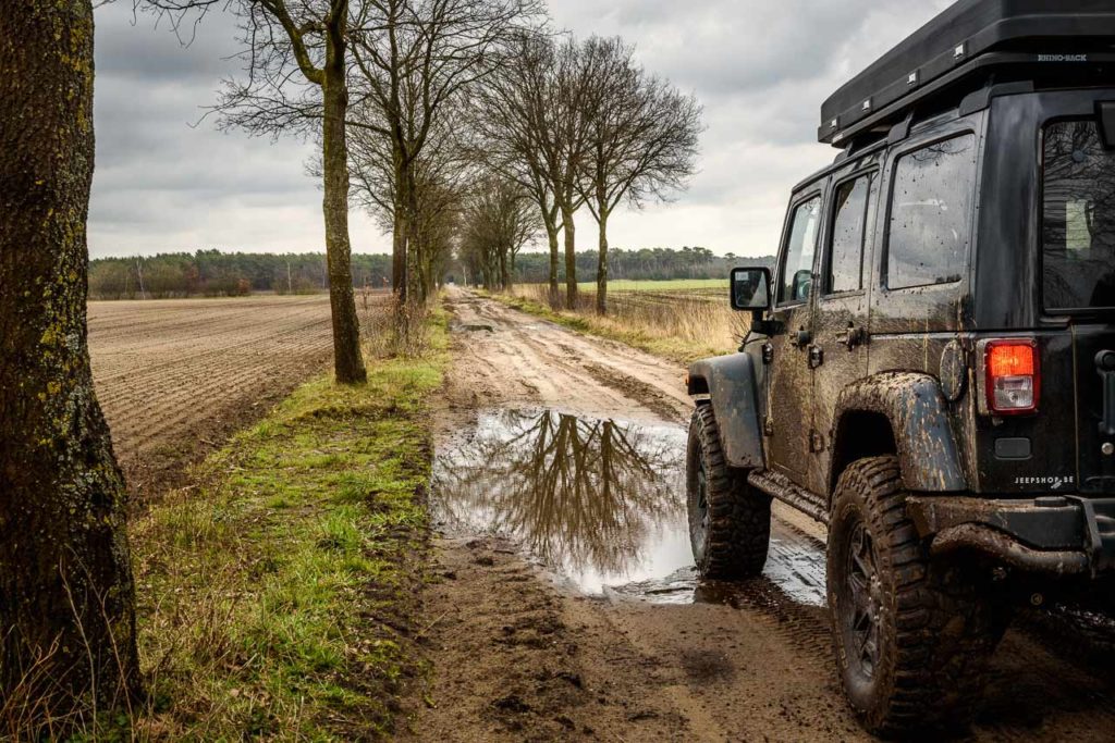 Zandweg tijdens het off-road rijden van de route in Noord-Brabant
