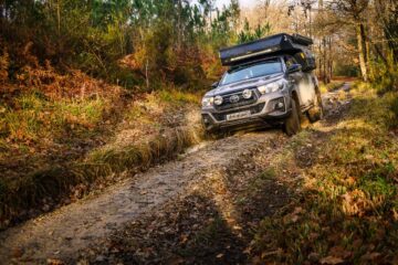 Offroad 4x4 rijden op een weggetje in Indre-et-Loir