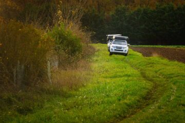 Zalig veldweggetje tijdens het 4x4 offroad rijden in de Loire