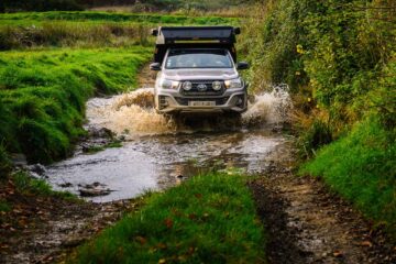 Door de plas tijdens het 4x4 offroad rijden in de Loirestreek
