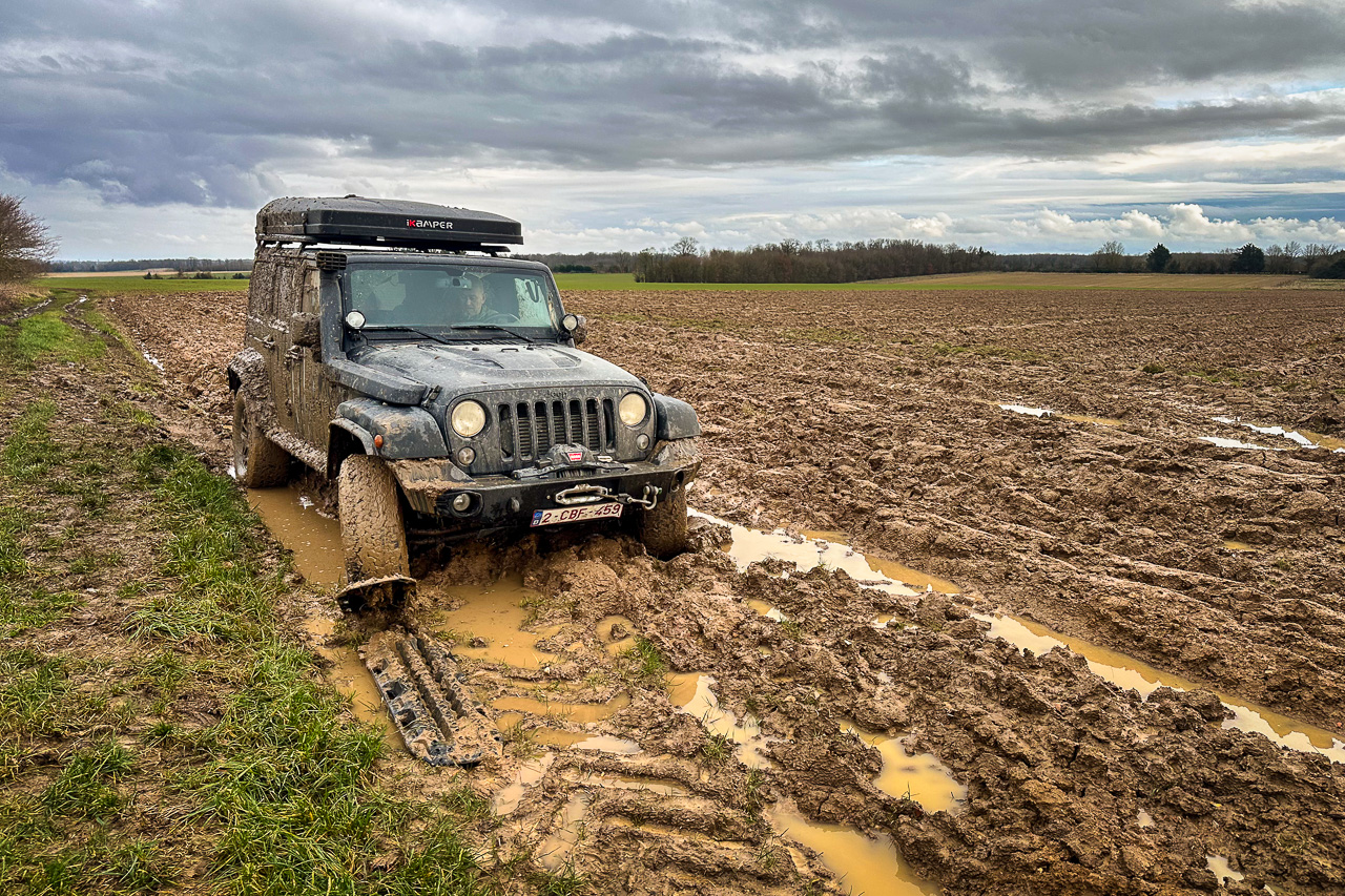 Sans plaques à sable, on aurait encore été en train de patauger dans cette boue. Equipement 4×4 indispensable, donc.