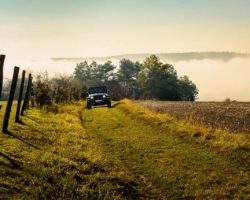 Boven de wolken tijdens het rijden van dit 4×4-roadbook, bij Maxey-sur-Veise Boven de wolken tijdens het rijden van dit 4×4-roadbook, bij Maxey-sur-Veise