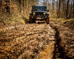 Door modder rijden tijdens dit 4&times;4 roadbook, omgeving Pierrepont