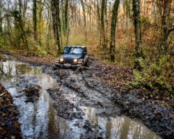 Modder in bossen rond Sauvigny, tijdens het rijden van dit 4×4-roadbook Modder in bossen rond Sauvigny, tijdens het rijden van dit 4×4-roadbook