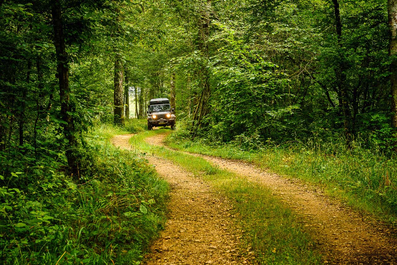 Rit door bos nabij Ecot-la-Combe tijdens deze 4×4 route