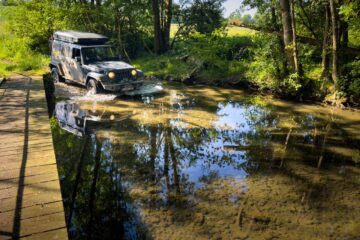Rivierdoorwading tijdens het 4x4 off-road rijden in de Loire, rond Amboise