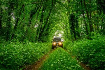 Off-road 4x4 rijden door bossen van de regio Centre-Val de Loire