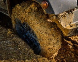 Plakkerige ondergrond tijdens het off-road rijden in Meurthe-et-Moselle