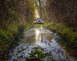Modder tijdens het off-road rijden, bij Saulxures-les-Vannes Modder tijdens het off-road rijden, bij Saulxures-les-Vannes