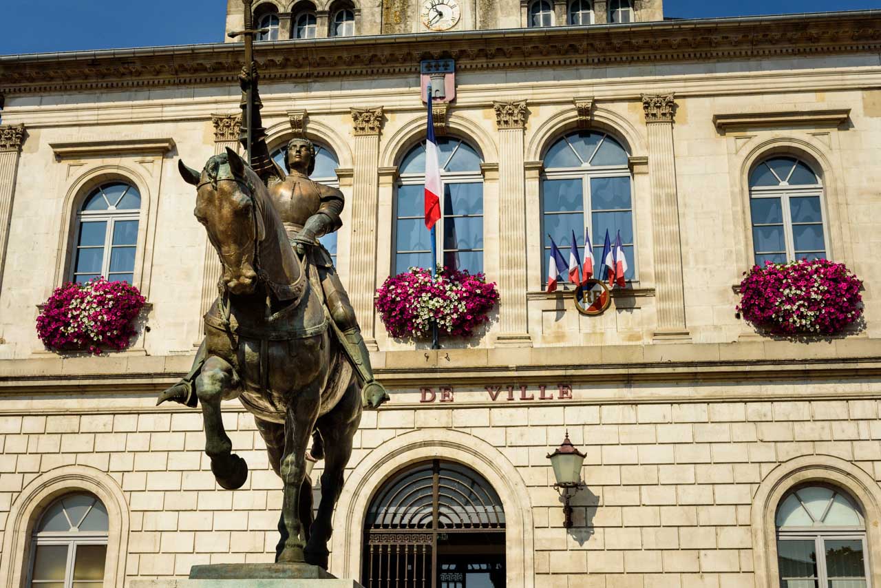 Standbeeld Jeanne d'Arc in Vaucouleurs, beginpunt van een dagje off-road rijden