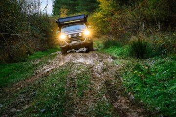 Modderige weg op onze offroad vakantie in de Loire